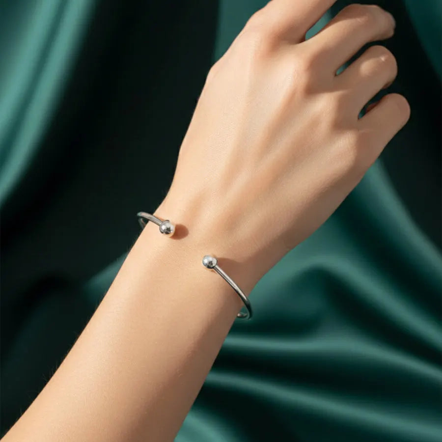 Pulseira de berloques elegante, moderna e ajustável, de aço, com design plano