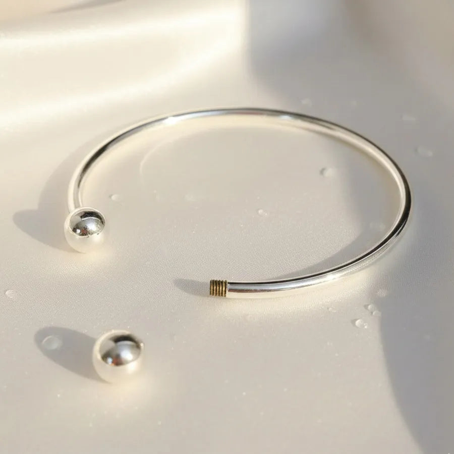 Pulseira de berloques elegante, moderna e ajustável, de aço, com design plano