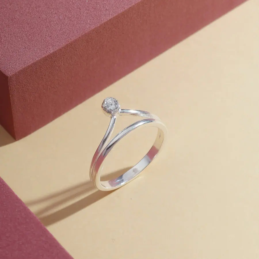 Anel feminino de prata com uma pedra de zircônia solitária em formato de coroa de princesa.”