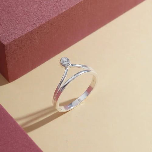 Anel feminino de prata com uma pedra de zircônia solitária em formato de coroa de princesa.”
