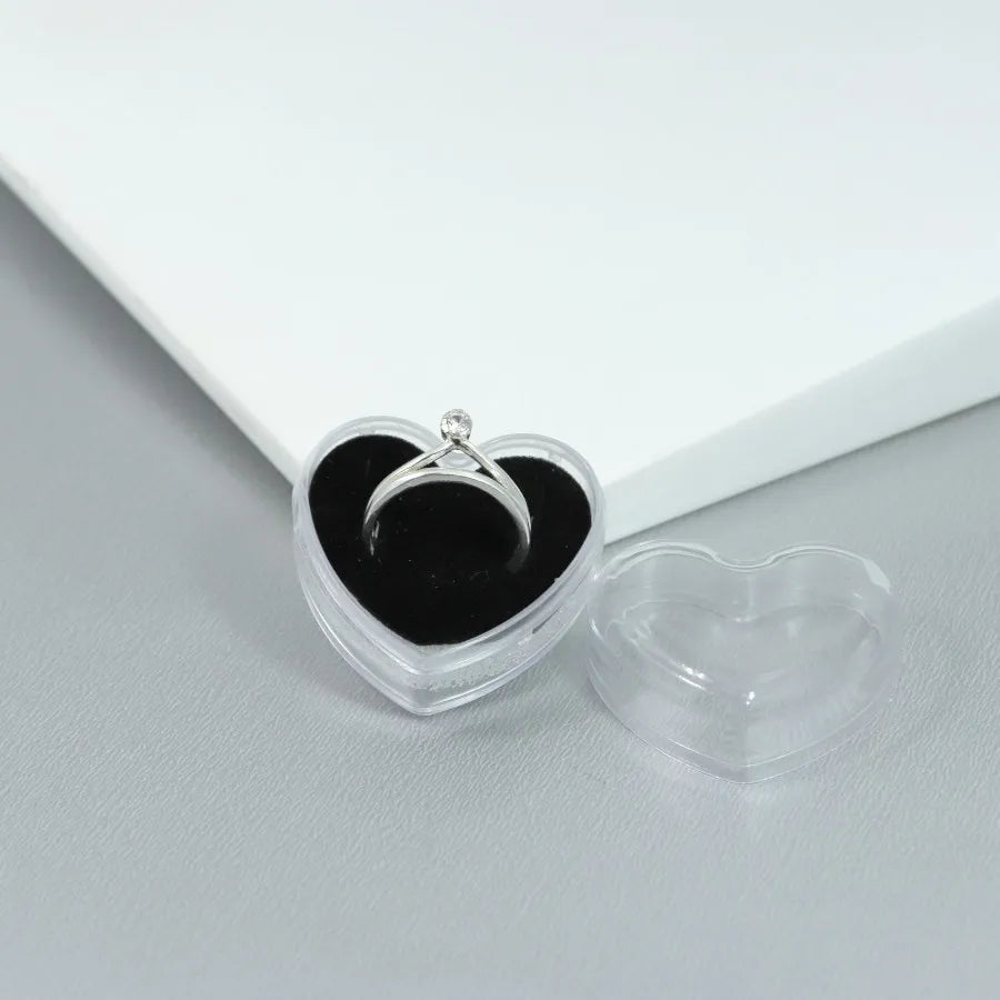Anel feminino de prata com uma pedra de zircônia solitária em formato de coroa de princesa.”