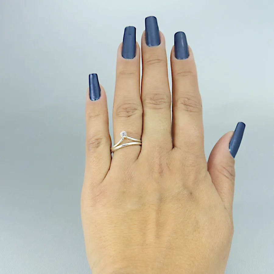 Anel feminino de prata com uma pedra de zircônia solitária em formato de coroa de princesa.”