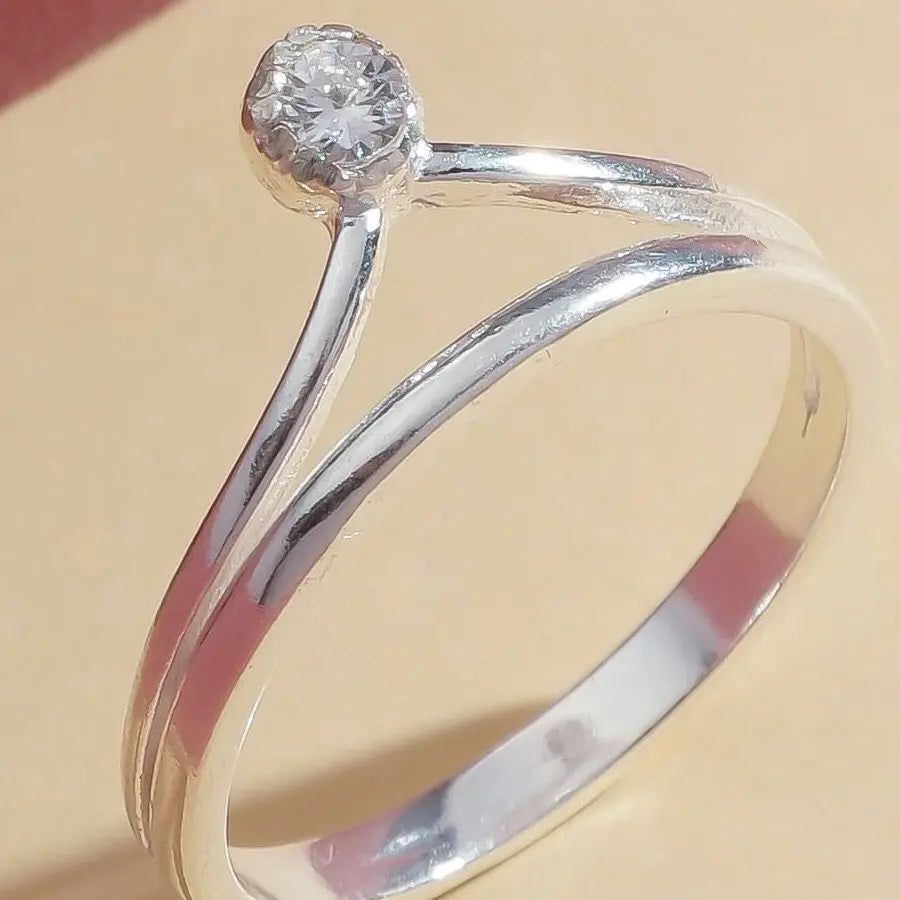 Anel feminino de prata com uma pedra de zircônia solitária em formato de coroa de princesa.”