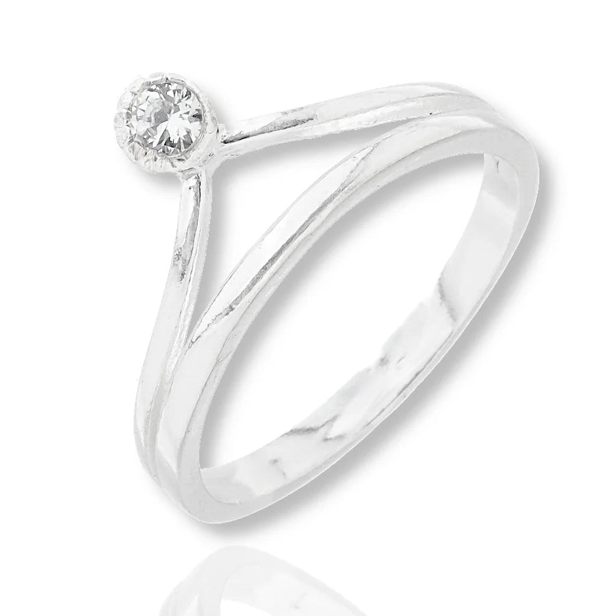 Anel feminino de prata com uma pedra de zircônia solitária em formato de coroa de princesa.”